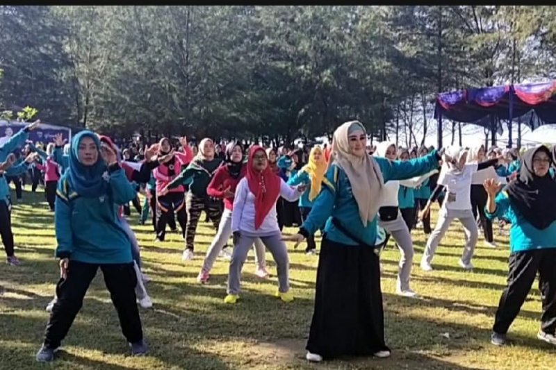 Masyarakat 10 Nagari di Ranah Pesisir senam bersama Lisda Hendrajoni