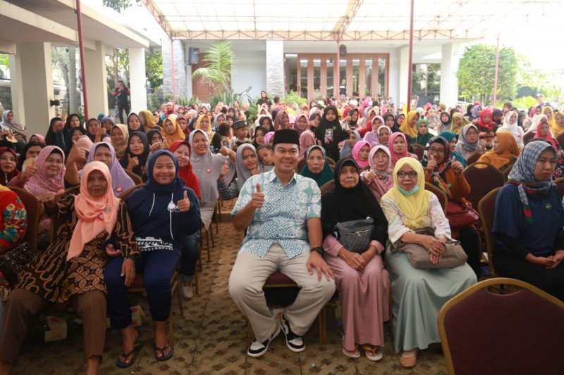 Ibu-ibu majelis taklim dukung Rycko Menoza