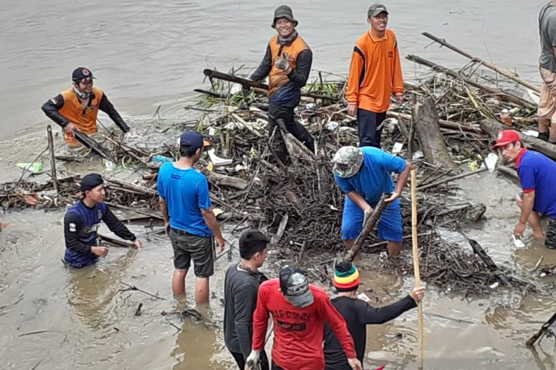 BPBD OKU bersihkan sampah di sungai antisipasi banjir