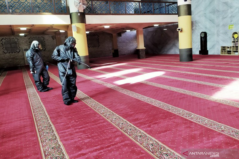 Masjid Raya Bandung disemprot disinfektan cegah penularan corona