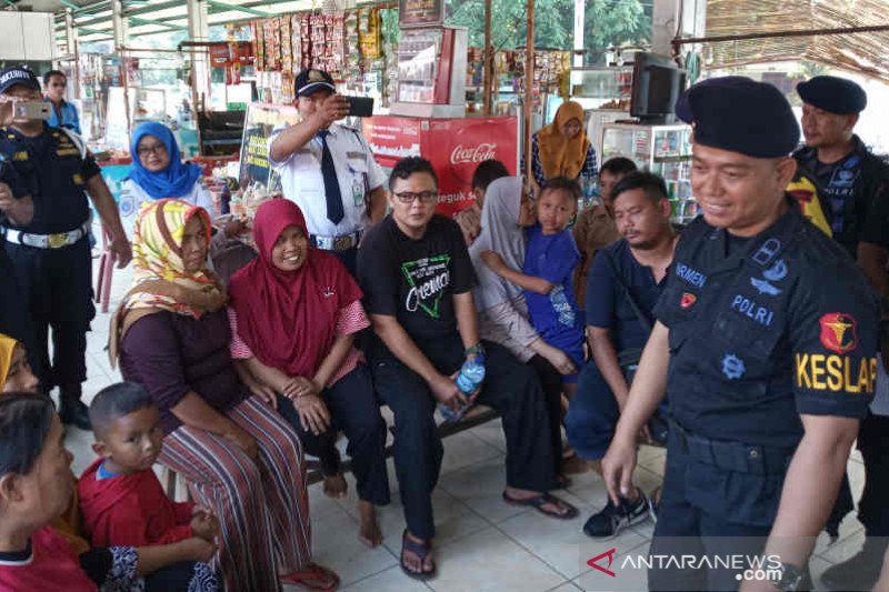 Batalyon C Pelopor Brimob Polda Jabar bersihkan lingkungan terminal Harjamukti