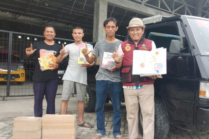 Komunitas literasi Perahu Pustaka terima donasi buku dari anggota DPR RI