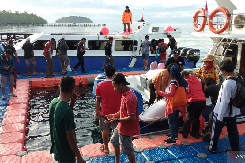 Penerbangan tutup, dua wisatawan Italia bertahan di Raja Ampat
