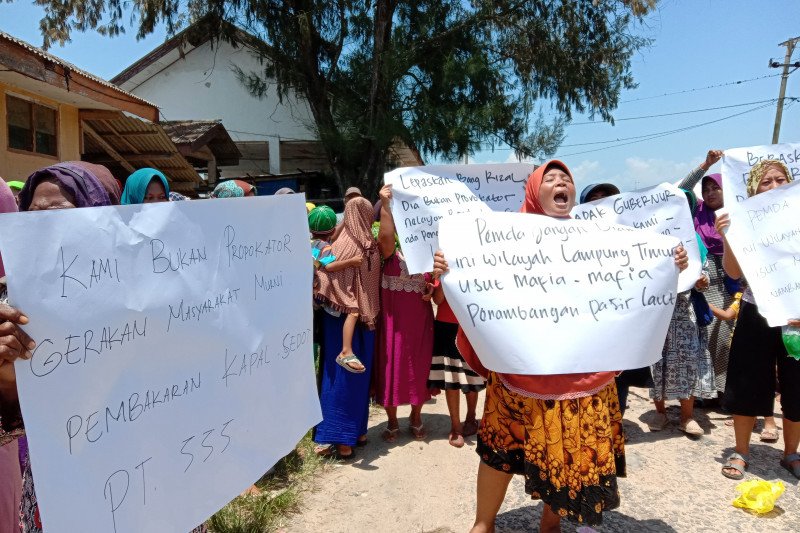 Ratusan ibu-ibu di kampung nelayan Lampung Timur tuntut Safrijal dibebaskan