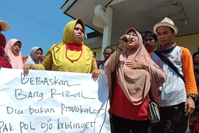 Ibu-ibu warga kampung nelayan Lampung Timur desak bebaskan nelayan yang ditangkap