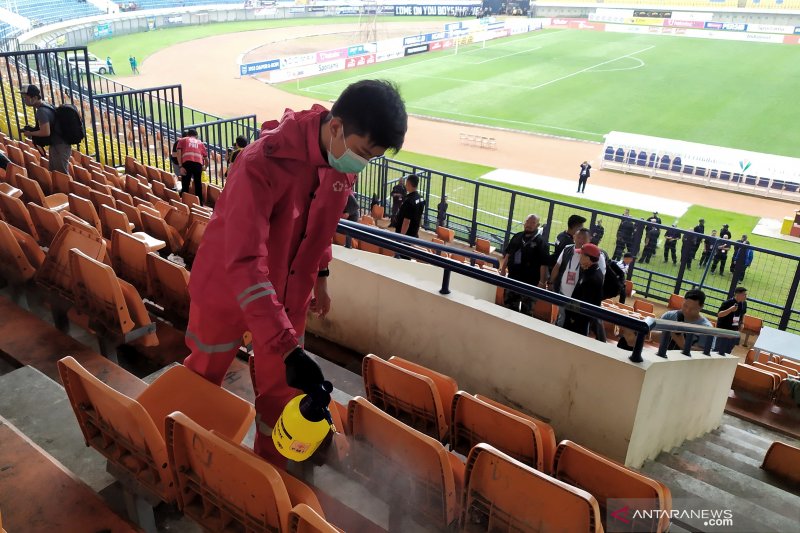 Petugas PMI semprotkan disinfektan di stadion SJH jelang laga Persib lawan PSS