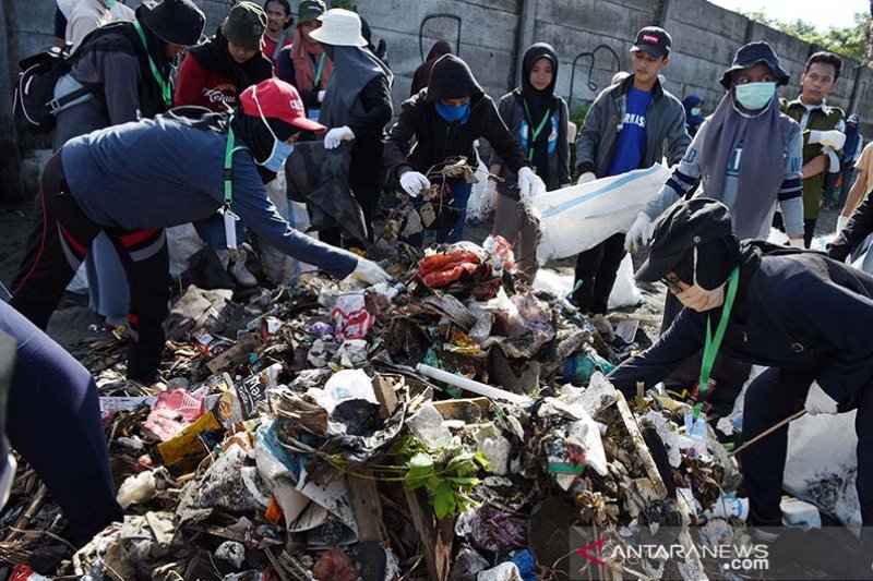 Bersih-bersih sampah di pantai