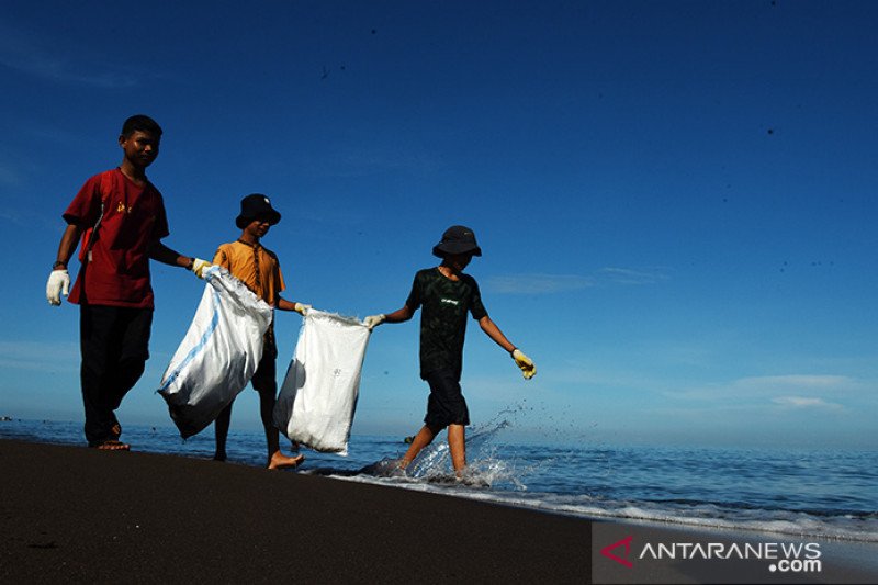 Bersih-bersih sampah di pantai