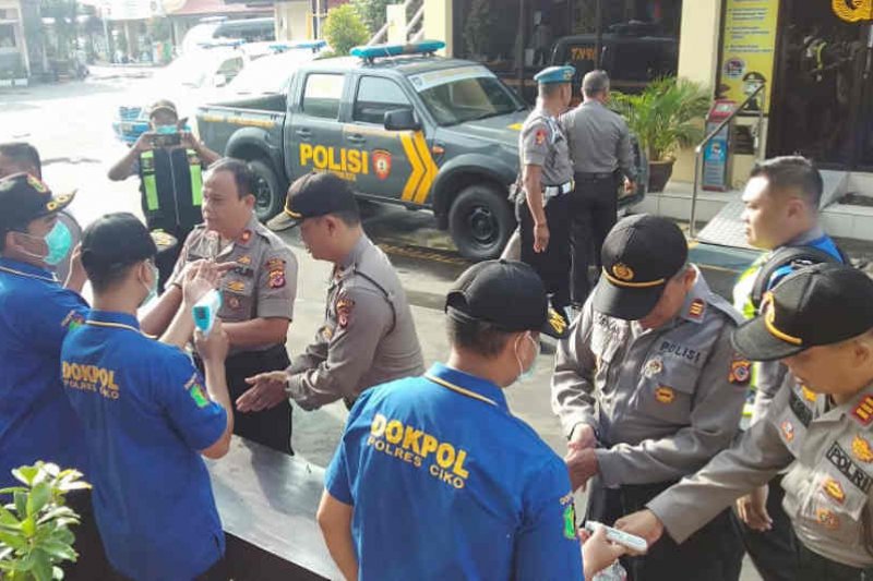Polres Cirebon Kota periksa suhu tubuh pengunjung dan anggota cegah COVID-19