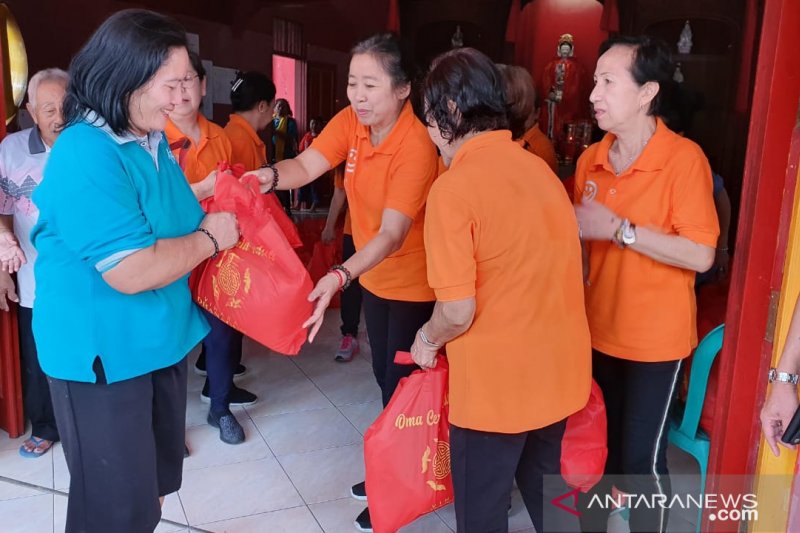 Umat Budha dari komunitas Oma-oma Ceria Bogor rayakan hari lahir Dewi Kwan Im