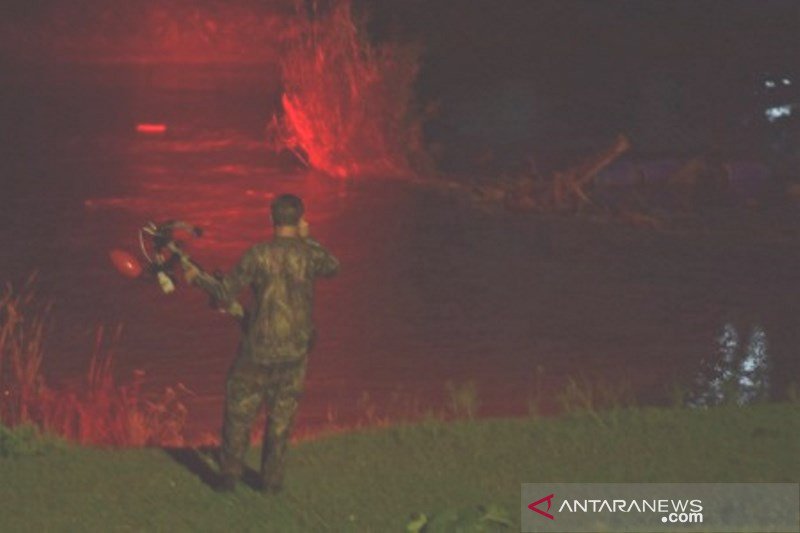 Forrest Galante selamatkan buaya ban pada malam hari 