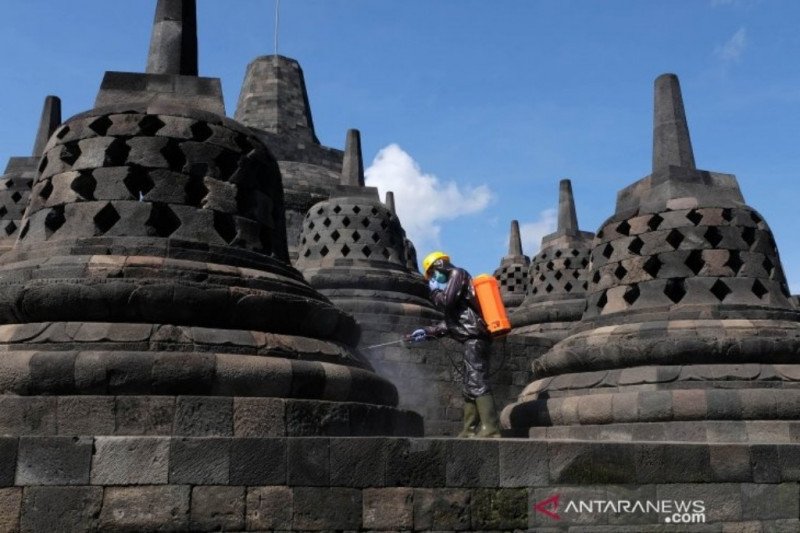 Candi Borobudur disemprot disinfektan