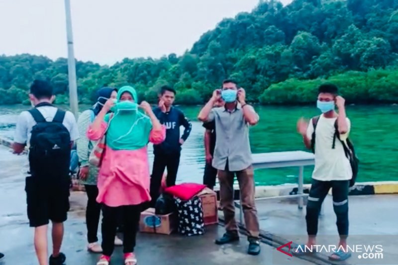 Penumpang Sanus 83 di Tambelan diperiksa kesehatan dan diberi masker