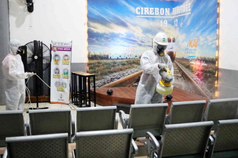 KAI Cirebon semprot disinfektan seluruh fasilitas cegah COVID-19