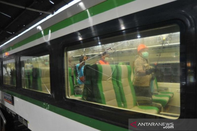 PENYEMPROTAN DISINFEKTAN KERETA BANDARA