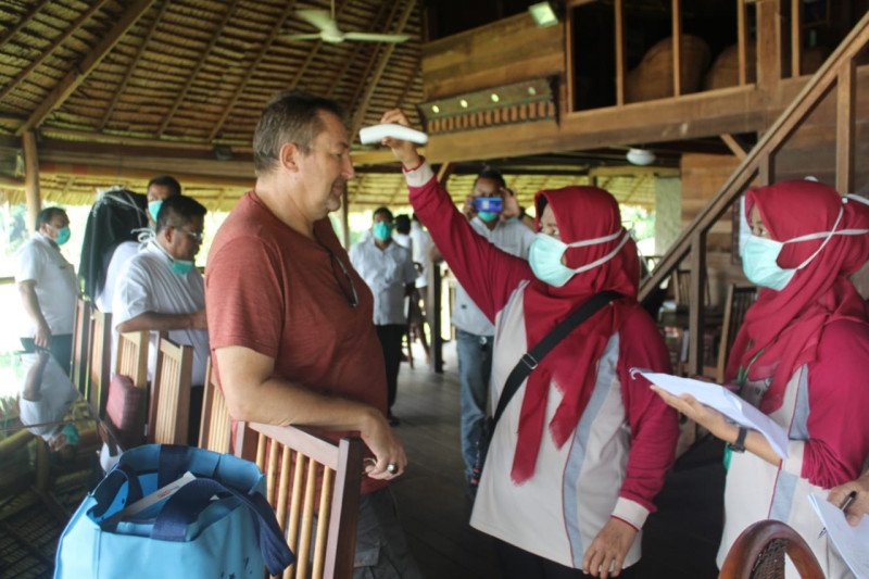 TRC Pesisir Selatan cek kesehatan wisatawan asing di Mandeh