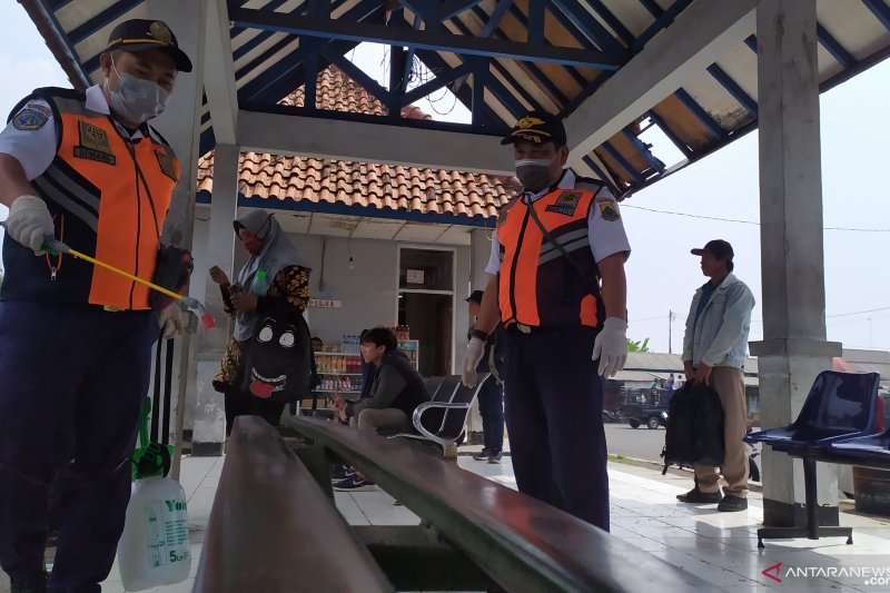 Dishub Cianjur lakukan penyemprotan disinfektan ratusan unit angkot