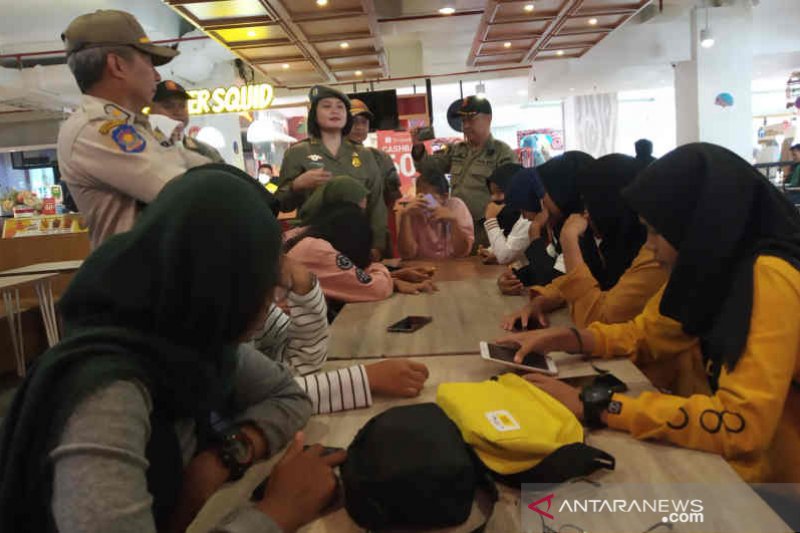 Satpol PP Cirebon razia pelajar keluyuran di tempat umum