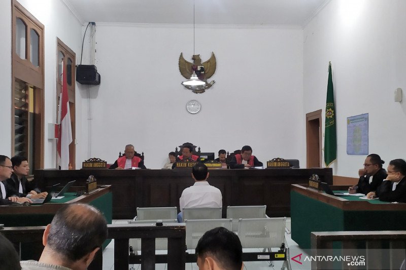 Divonis empat tahun penjara, Iwa Karniwa nyatakan pikir-pikir dulu