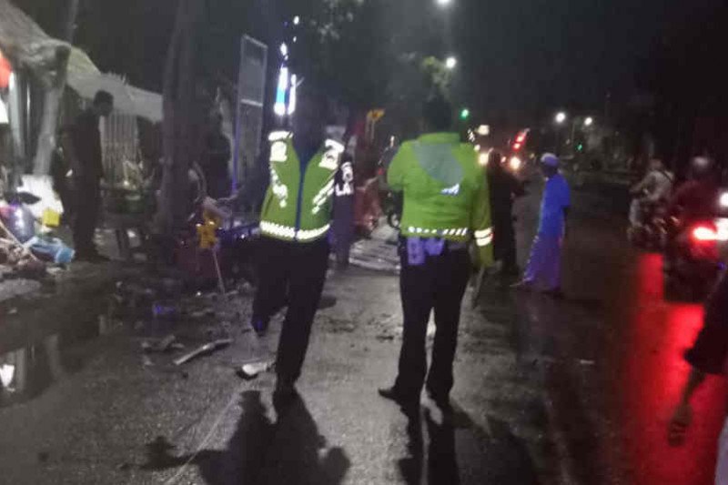 Penarik becak tewas akibat tertabrak mobil di Cirebon