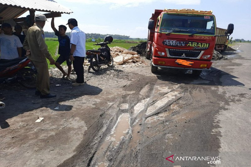 Satpol PP Kulon Progo operasi yustisi depo pasir sepanjang JJLS