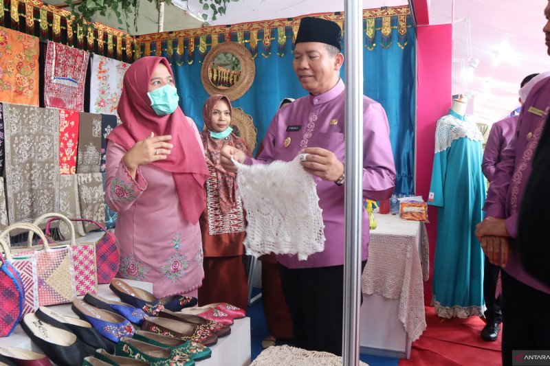 Several cities promote regional handicraft products in Pariaman