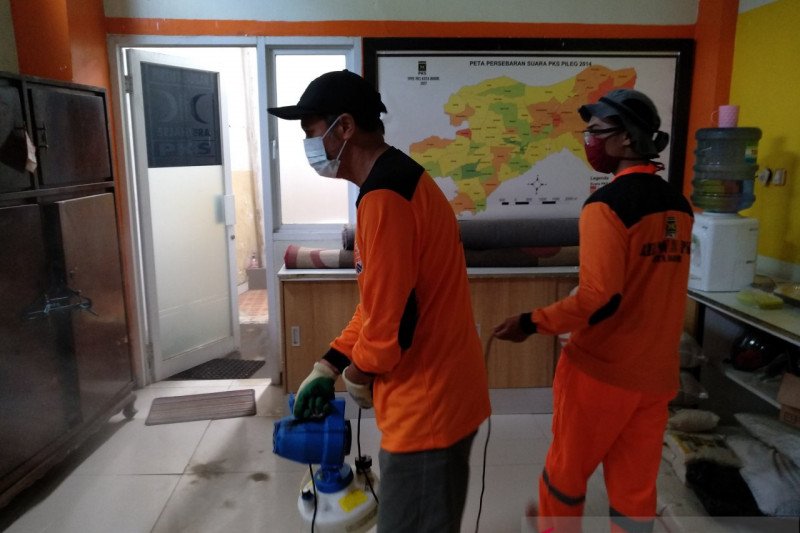 Cegah COVID-19, Kantor PKS Kota Bogor disemprot disinfektan