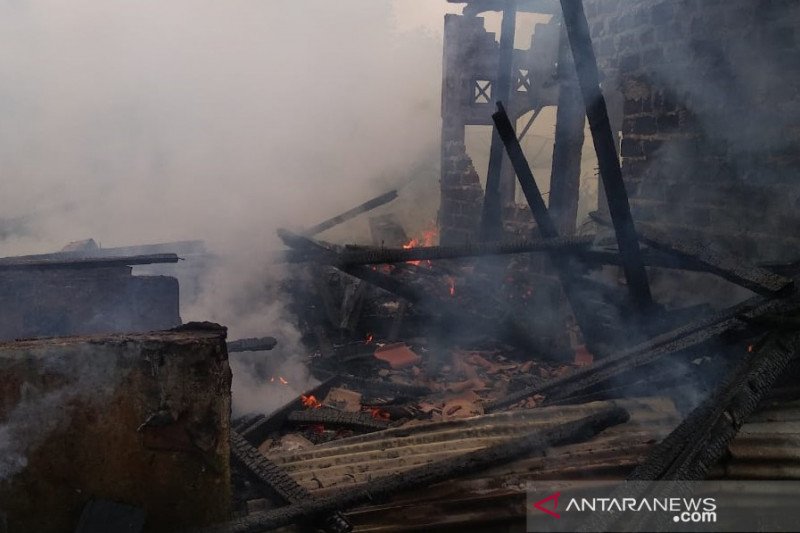 Akibat korsleting listrik, rumah di Sukabumi ludes terbakar