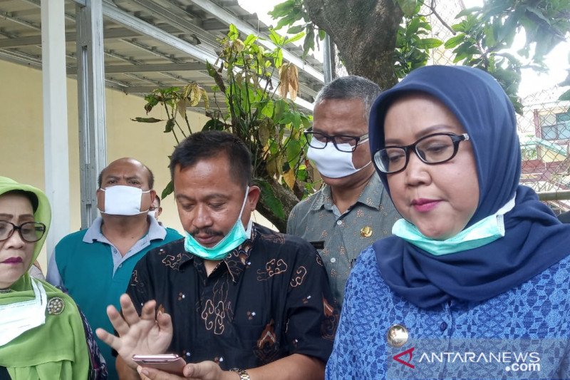 Tiga warga positif COVID-19, satu meninggal dunia, kata Bupati Bogor