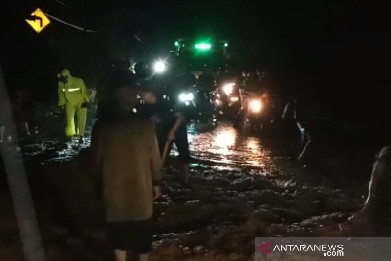 Longsor di Lewo akibatkan kemacetan di Jalan Bandung-Garut