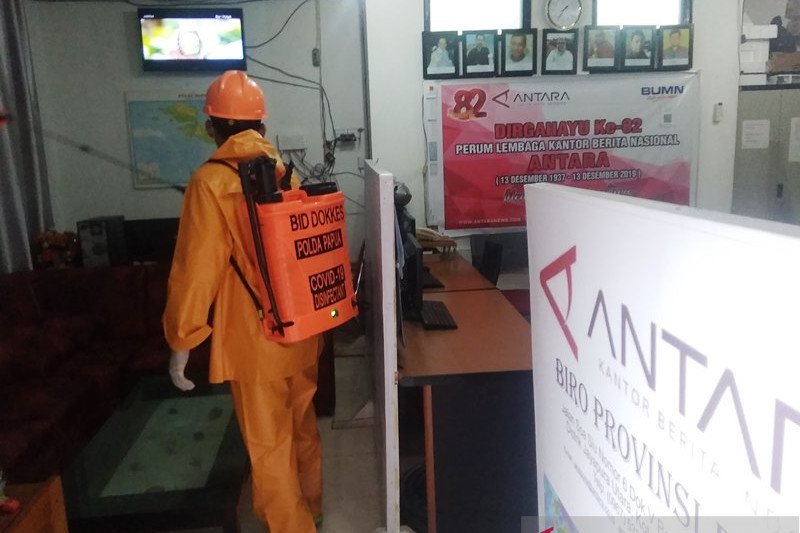 Penyemprotan Disinfektan di Kantor Berita ANTARA Papua