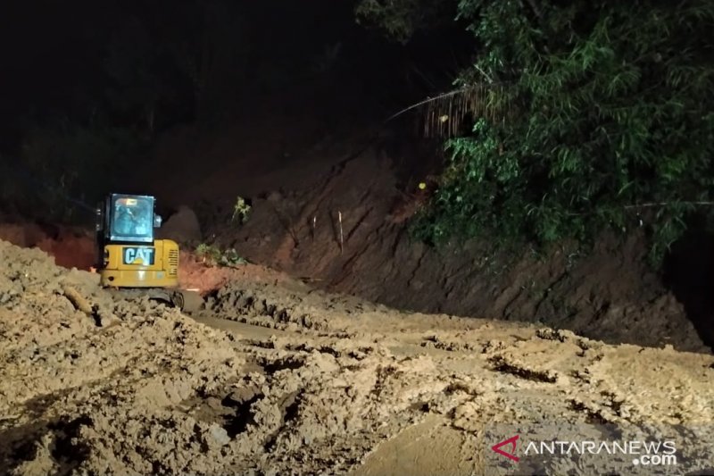 Warga Cianjur selatan sudah dapat lintasi lokasi longsor