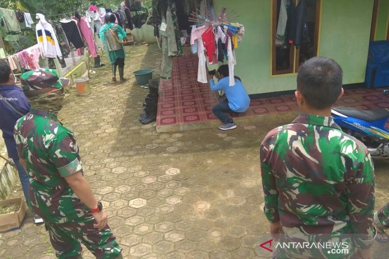 Sejumlah rumah disemprot disinfektan oleh Satgas TMMD Kodim Cianjur