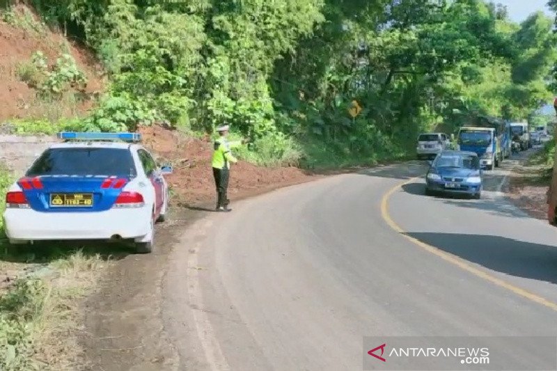 Jalan Raya Bandung-Garut kembali lancar setelah diterjang longsor