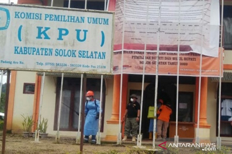 Dua staf demam pulang dari Jakarta, Kantor KPU Solok Selatan disemprot disinfektan