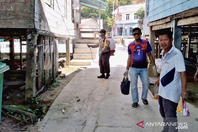 Warga Desa Batu Lepuk inisiatif semprot disekfektan kampung mereka
