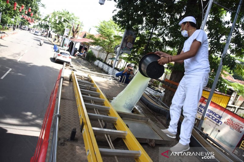 Pemerintah perlu beri kompensasi warga agar tinggal di rumah, kata DPR