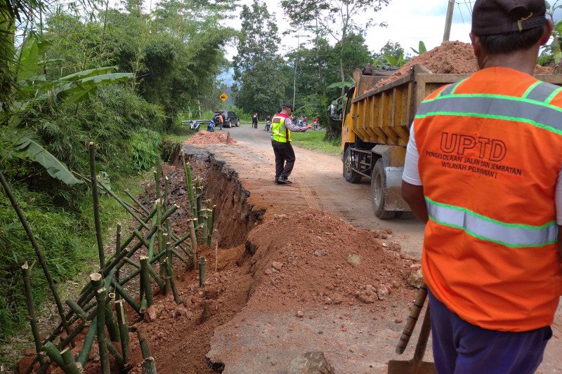 Hati-hati lintasi jalur selatan karena beberapa titik amblas dan longsor