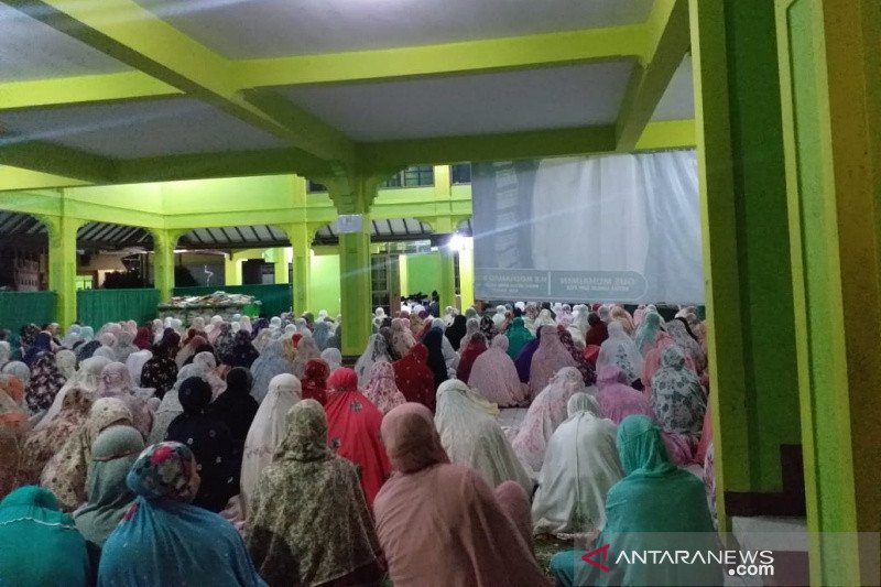 Ribuan santri di Garut berselawat burdah memohon keselamatan bangsa dari corona