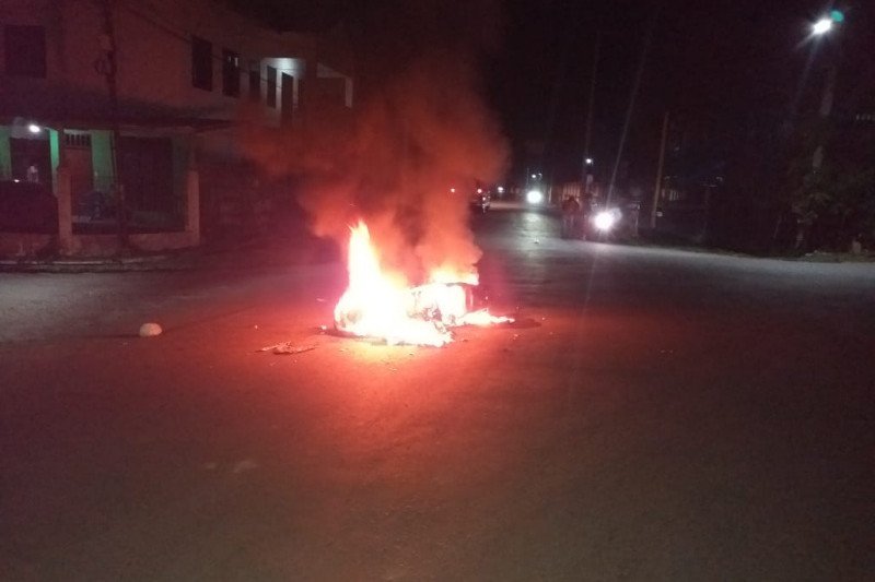 Dicurigai hendak panah pemuda setempat, seorang pemuda di NTB dikeroyok sampai motornya dibakar