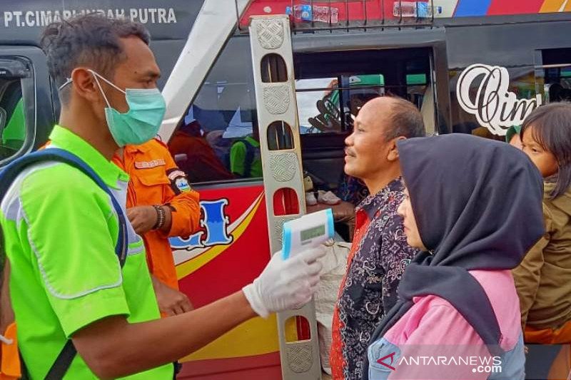 Ratusan penumpang angkutan umum diperiksa kesehatannya saat masuk Garut