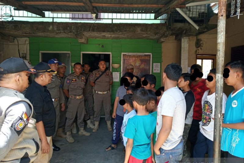 Diliburkan agar belajar di rumah, Satpol-PP Payakumbuh malah dapati 50 anak sekolah bermain di warnet