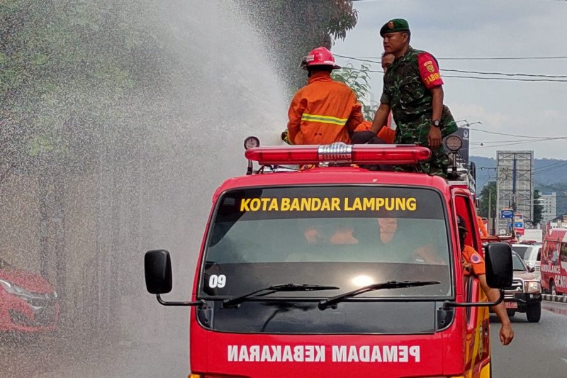 Cegah penyebaran COVID-19, Pemkot Bandarlampung lakukan penyemprotan jalan protokol