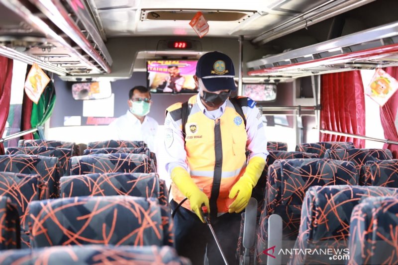 Petugas sterilkan bus di Terminal Guntur Garut untuk cegah penyebaran COVID-19