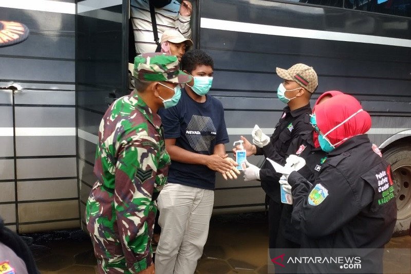 Pemkab periksa suhu tubuh penumpang bus tujuan Jepara