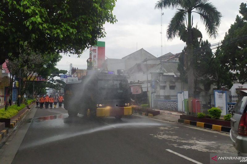 Antisipasi COVID-19, Forkopimda Cianjur semprotkan disinfektan di jalur protokol