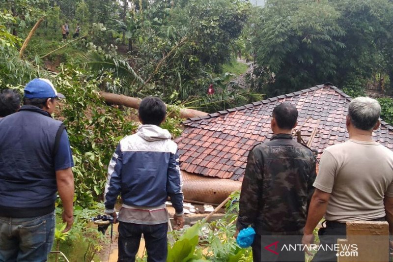104 rumah rusak dan 346 jiwa mengungsi akibat longsor di Cianjur