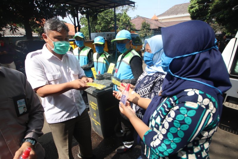 Dilengkapi APD saat bekerja bagi petugas kebersihan Kota Bandung
