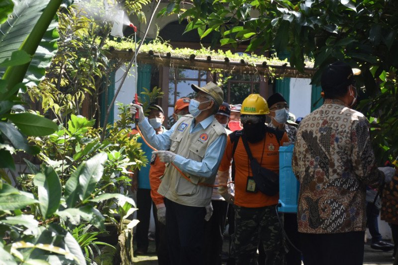 Bupati Sleman bersama anggota DPR lakukan penyemprotan disinfektan