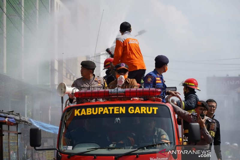 Cegah COVID-19,  petugas semprotkan disinfektan di perkotaan Garut